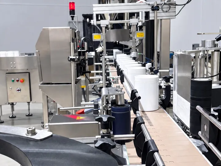 Abfüll- und Etikettierlinie in der Produktion